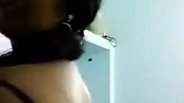 Desi hottie in blue sari shows naked XXX back motivating BF to have sex