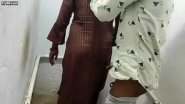 Bathroom Me Mutate Huye Bhabhi Boli Aaj To Muje Chod Dijiye Devar ji